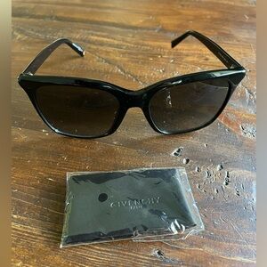 Havana sunglasses in excellent condition, worn only a handful of times
